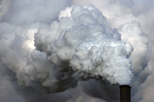 Moorburg power plant, chimney with exhaust cloud, Hamburg, Germany, Europe
