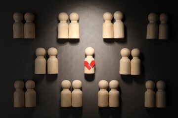 Obraz premium Loneliness concept. Single human figure with broken heart among couples on grey background, flat lay
