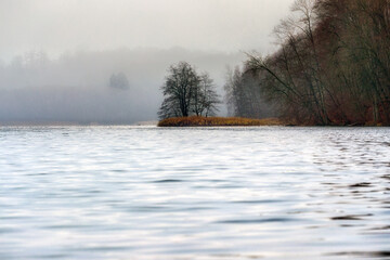 Mgliste jezioro © Robert