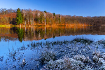 Mroźny poranek nad jeziorem © Robert