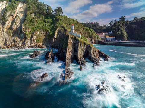 Faro de Cudillero en Asturias con marea muy fuerte