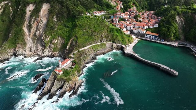 Faro de Cudillero en Asturias con marea