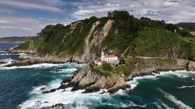 Faro de Cudillero en Asturias con marea