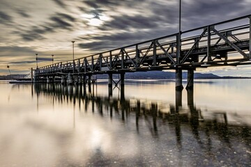Obraz premium Mettnausteg mit dramatischen Wolken im Abendlicht