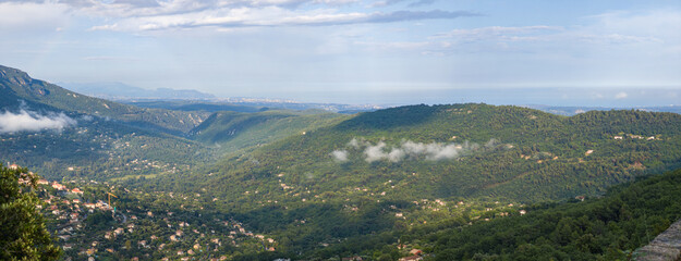 Blick über Le Bar-sur-Loup im Département Alpes-Maritimes in der Region Provence-Alpes-Côte d’Azur in Richtung Nizza und Mittelmeer mit Regenbogen