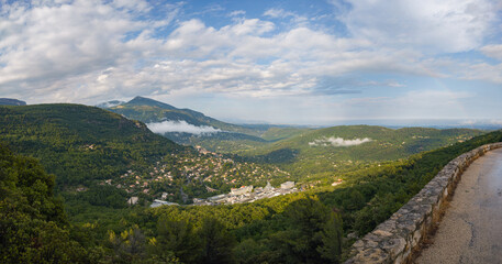 Blick über Le Bar-sur-Loup im Département Alpes-Maritimes in der Region Provence-Alpes-Côte d’Azur in Richtung Nizza und Mittelmeer mit Regenbogen
