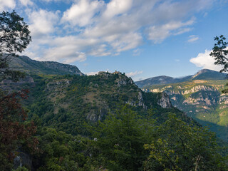 Blick auf das Château de Gourdon in Südfrankreich