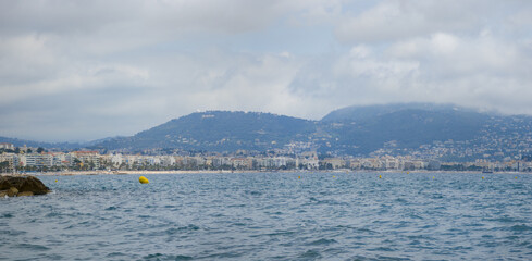 Mittelmeer in S&uuml;dfrankreich mit Blick auf die Str&auml;nde der C&ocirc;te d&rsquo;Azur von Nizza