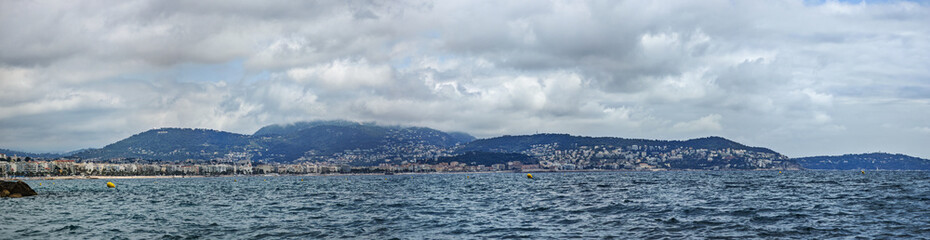 Mittelmeer in S&uuml;dfrankreich mit Blick auf die Str&auml;nde der C&ocirc;te d&rsquo;Azur von Nizza