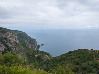 Blick von der Moyenne Corniche in eine Bucht bei Èze in Frankreich