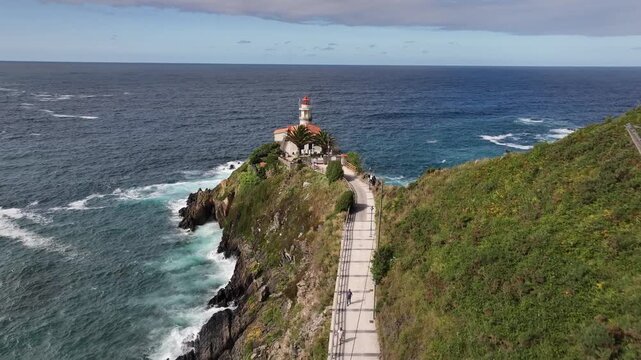 Faro de Cudillero en Asturias con marea