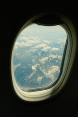 Montañas nevadas vistas desde la ventana de un avión 