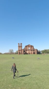 turista nas ru&iacute;nas jesu&iacute;ticas de S&atilde;o Miguel das Miss&otilde;es, no Rio Grande do Sul, Patrim&ocirc;nio da Humanidade