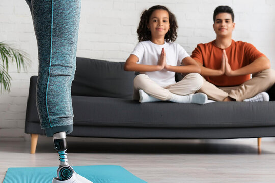 Kind macht zu Hause Yoga