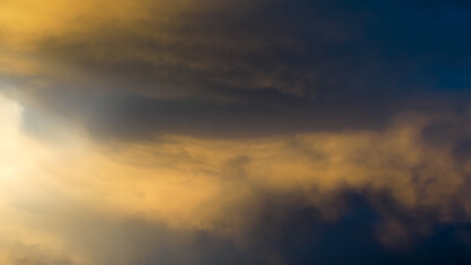 Obraz premium Ciel jaunâtre sous des nuages de haute altitude, pendant le coucher du soleil