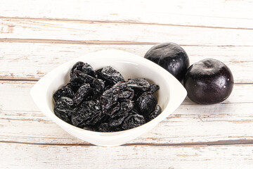 Dry prunes in thw bowl