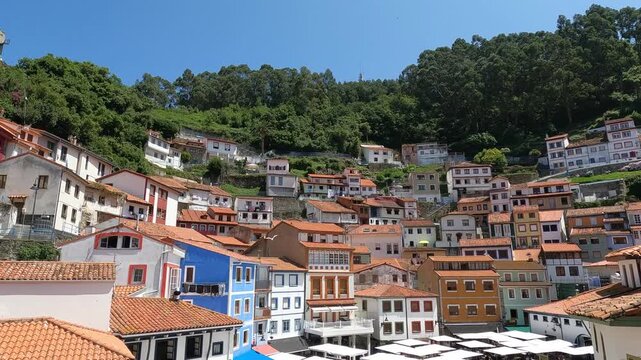Vista de la hermosa villa de Cudillero con su plaza llena de restaurantes y su puerto en el litoral del mar Cant&aacute;brico