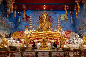 Obraz premium Phra Nakhon Si Ayutthaya District, Wat Tha Ka Rong, Thailand, July 07, 2024, Golden Buddha Statue with Ornate Background in Buddhist Temple.