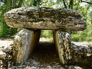 Le dolmen du Bois de Galtier près du village de Martiel dans l’Aveyron