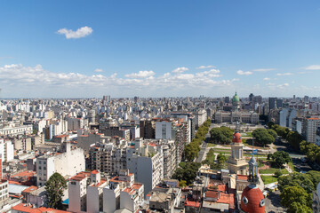 Vista aérea de la Plaza del Congreso en Buenos Aires, destacando el Congreso de la Nación y la...