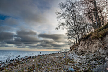 Die malerische Steilküste bei Katharinenhof auf der Ostseeinsel Fehmarn nach dem Sturm, im Herbst 2023