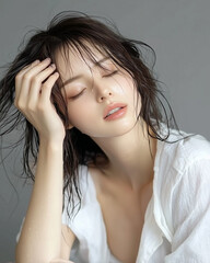 リラックスした表情の若い日本人女性のポートレート