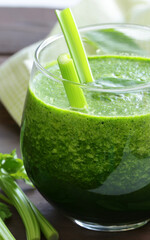green celery spinach smoothie healthy eating