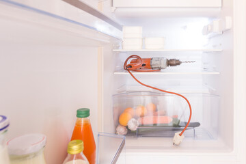 Demenz - K&uuml;hlschrank mit Bohrmaschine