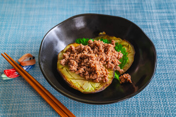 肉味噌をかけた加茂なすのステーキ