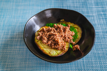肉味噌をかけた加茂なすのステーキ