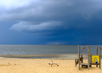Spielplatz am Strand mit Blick auf die Insel Neuwerk
