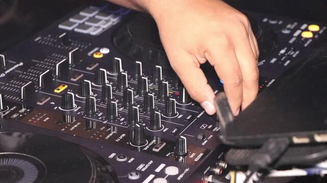 Operador de consola de mezcla para sonido