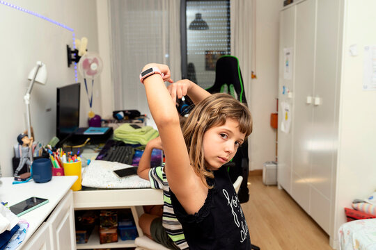 Girl sitting in room and showing fuck you gesture
