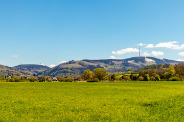 Fototapeta premium Unterwegs mit dem Fahrrad auf der 1. Werratal-Radweg Etappe von der Werraquelle bei Fehrenbach bis in Werratal bei Wernshausen - Thüringen - Deutschland
