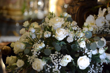 Buquê de Rosas Brancas – Arranjo Floral Elegante para Casamentos, Comemorações e Presentes