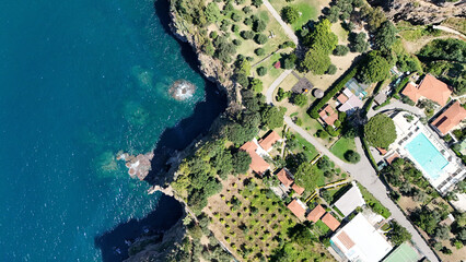 Foto aerea della spiaggia di Meta di Sorrento in  costiera sorrentina, Napoli, Italia