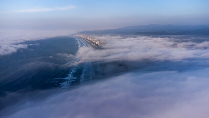 NUVENS BAIXAS NA CIDADE - MANHA - PREDIOS ORLA