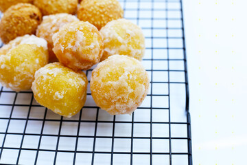 Thai snack, Fried mung bean stuffed balls