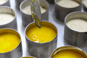 丸形にオレンジのソースを注ぎ冷やし固める調理工程、レシピ画像