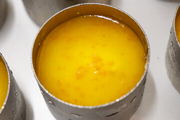 丸形にオレンジのソースを注ぎ冷やし固める