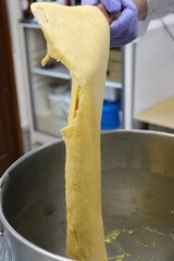 パン屋のキッチン、生地を伸ばす