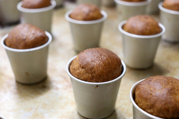 パン屋のキッチン、カップに入った焼きたての丸いパン