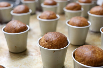 パン屋のキッチン、カップに入った焼きたての丸いパン