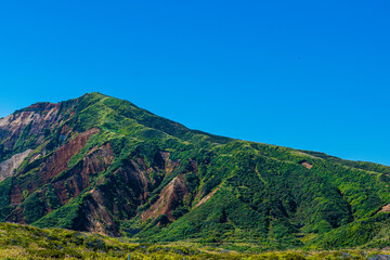 青空と緑が綺麗な山のコントラスト