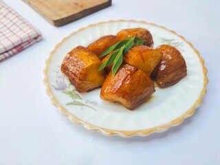 Boiled Cassava with Palm Sugar, is a traditional Indonesian dessert made from boiled cassava, combining the sweetness of palm sugar and the soft texture of cassava.