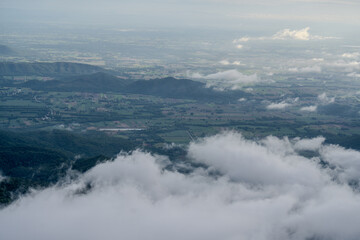 Obraz premium The sky is cloudy and the mountains are in the background