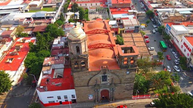 Barrio de Mexicaltzingo en Guadalajara, con su jardin y la parroquia de San Juan Bautista.