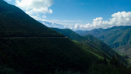 Horizonte Verde: Una Vista Panorámica de Montañas