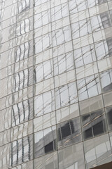 Obraz premium Modern reflective office building in city