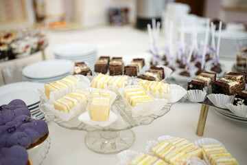 Cookies with cream on a glass stand.